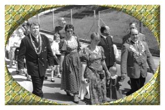 Bürgermeister Hubert Huber mit Frau,<br>
  und der damalige Schützenkönig, <br>
  Jochen Oelkers mit Frau, Ute.