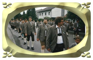 Festumzug in Günding<br>
  anläßlich der Fahnenweihe des THW, 1996