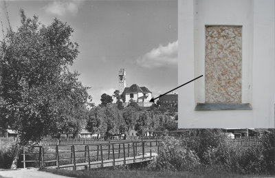 Gedenktafel an der Ostseite der Pfarrkirche Bergkirchen