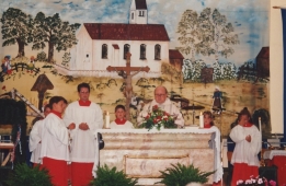 Witterungsbedingt mußte der Festgottesdienst im Zelt abghalten werden.