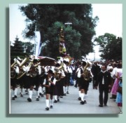 Rückweg vom<BR>
  Festgottesdienst