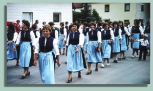 Die Frauen der<BR>
 Bergkirchner Schützen.