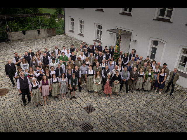 Vereinsmitglieder mit Partner auf dem Bild vom 19. Juli 2026. Auch die Geistlichen sind vertreten.